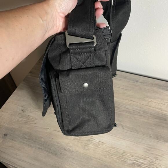 Lowepro LP36616 Urban Reporter 150 Camera Video Messenger Bag - Black - pockets - Picture 5 of 16